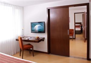马尼萨莱斯电缆之星酒店的一间设有书桌的房间和一个带桌子的门