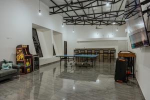 雅科Vida Palace的一间设有乒乓球桌和电子游戏的房间