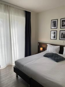 NovazzanoHotel Locanda dei Mulini的一间卧室配有一张带白色床单的大床