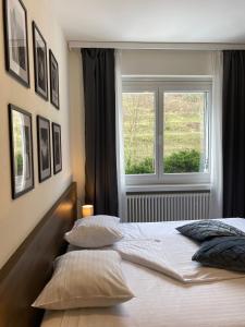 NovazzanoHotel Locanda dei Mulini的卧室配有带枕头的床铺和窗户。