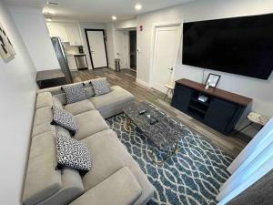 帕特森The Chic Suite - 1BR with Luxe Amenities的带沙发和平面电视的客厅