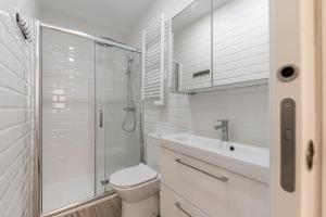 马德里BNBHolder Hunky ATOCHA的白色的浴室设有卫生间和水槽。
