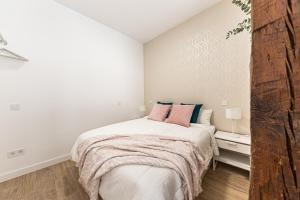 马德里BNBHolder Hunky ATOCHA的白色卧室配有带粉红色枕头的大床