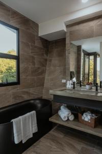 雅科Vida Palace的一间带水槽和镜子的浴室