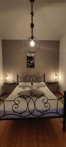 阿普索斯Buenavista apartment的一间卧室配有一张带吊灯的大床