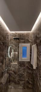 阿普索斯Buenavista apartment的带淋浴的浴室和蓝屏