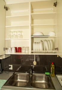 图尔库2-Bedroom Apartment in Heart of City Center的厨房里设有水槽和白色的橱柜