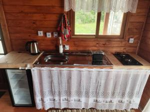 乌鲁佩马Chalé Eco Camping Kazeando Pelo Mundo的厨房配有水槽和台面