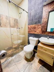 TauramenaHotel Campestre Morichal的浴室配有卫生间、盥洗盆和淋浴。