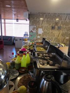 Ma‘āncabin hotel的自助餐,包括餐桌上的食品和饮料
