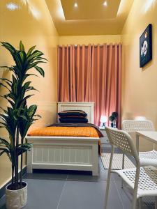 阿布扎比Sunrise Inn by DSV Property的一间卧室配有一张带橙色床垫的床