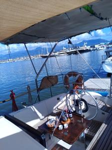 维亚雷焦Bed & boat brezza del mare的船上有桌子