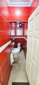 SakumonaThe Hedge的红色的浴室设有水槽和卫生间