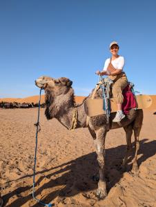 梅尔祖卡Traditional Riad Merzouga Dunes的骑骆驼的女人