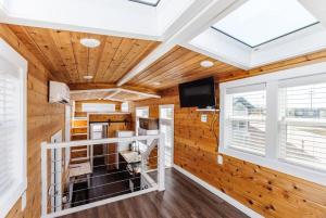 Apple ValleyHarrington Tiny House的一间设有木墙和天窗的客房