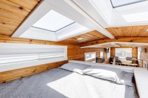 Apple ValleyHarrington Tiny House的一间卧室设有一张大床和天窗