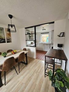 剑桥Lovely, spacious home near Cambridge City Centre的厨房以及带桌椅的用餐室。