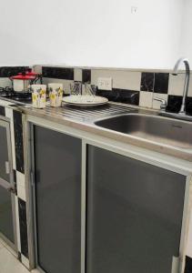库库塔Acogedor Apartaestudio cerca al aeropuerto的厨房配有水槽和台面