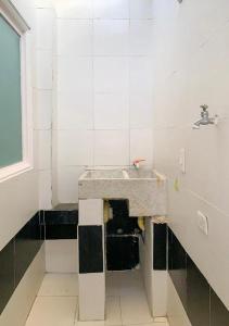 库库塔Acogedor Apartaestudio cerca al aeropuerto的客房内的盥洗盆浴室