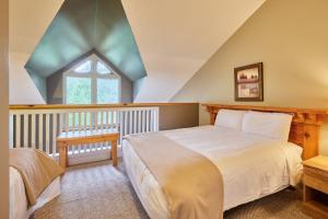 Steady Brook玛尔布鲁伍德度假村的一间卧室设有一张大床和一个窗户。