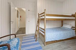 奥克什贝里亚Comfy 4-bedroom barnhouse Ideal for Long Stays的一间带两张双层床和一张沙发的卧室