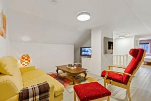 奥克什贝里亚Comfy 4-bedroom barnhouse Ideal for Long Stays的客厅配有黄色的沙发和桌子