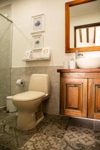 莱瓦镇Santa Lucía Casa Hotel的一间带卫生间和水槽的浴室