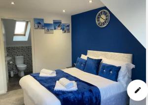 LiversedgeThe Westfield的蓝色卧室配有一张带蓝色枕头的大床