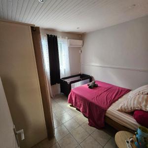 勒弗朗索瓦LASYMPHO - Séjour de repos à la campagne的一间卧室配有一张带粉色毯子的床