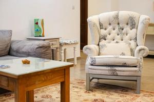 斯利马Lovely 3 bed - Apartment -Sliema的客厅配有椅子和茶几