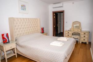 斯利马Lovely 3 bed - Apartment -Sliema的一间卧室配有一张床,上面有两条毛巾