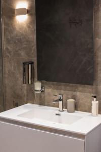 斯利马Lovely 3 bed - Apartment -Sliema的浴室设有白色水槽和镜子