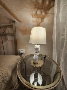 卡萨尔博迪诺VENTO DEL SUD的床头玻璃桌上的灯