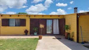 楚伊Descanso al Paso Chuy的黄色房子,前门和植物