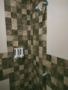 库塔捷鹏塞加拉旅馆的浴室内配有带2个皂液器的淋浴