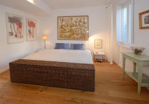 布尔韦勒Pfalz-Dorfhaus的一间卧室配有一张大床和一张桌子