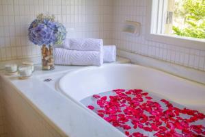 AnnitapolisCasa de Campo - Alameda dos Pinus的浴室内装满红色鲜花的浴缸