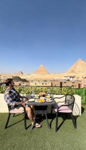 开罗Solima pyramids inn的坐在桌子上吃着食物的人