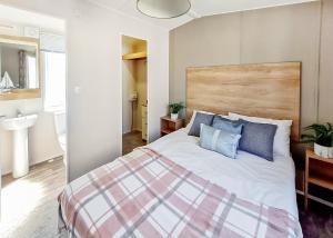梅布尔索普Towervans Caravan Park的一间卧室配有一张带蓝色枕头的大床