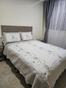 波哥大HOTEL CASA MARED Corferias-Embajada Americana的卧室配有带白色棉被的床