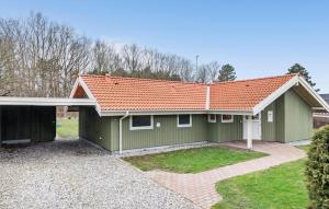 丹讷马勒Amazing Home In Dannemare With Kitchen的一座带橙色屋顶的绿色房子