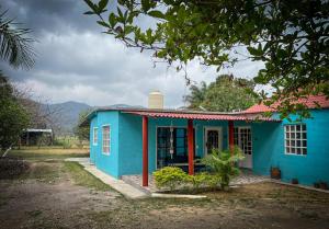 El NaranjoCasa de campo - Ruta Turquesa的蓝色房子,红色装饰