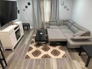 帕特森The Comfy Suite - 1BR with Free Parking的带沙发和电视的客厅