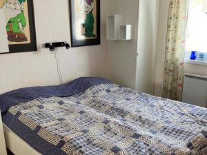 孙讷Holiday home SUNNE IV的一间卧室配有一张带蓝色和白色被子的床