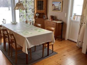 孙讷Holiday home SUNNE IV的餐桌、椅子和白色桌布