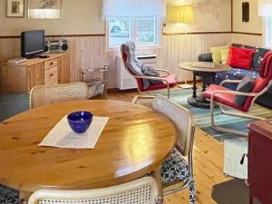 龙讷比Holiday home Ronneby XIII的客厅配有木桌和椅子