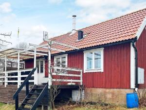 龙讷比Holiday home Ronneby XIII的红色房子,有红色屋顶