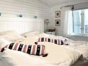 林雪平Holiday home Linköping II的一间卧室配有两张带枕头的床。