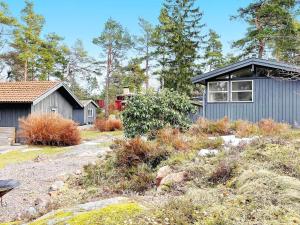 格里斯勒港Holiday home GRISSLEHAMN XIV的蓝色房子和树木之家公寓