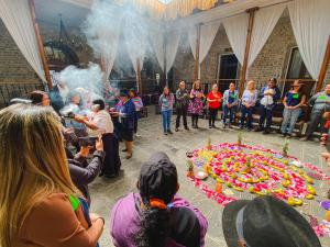 拉塔昆加Golden Rest Ecuador的一群人站在一个大蛋糕周围